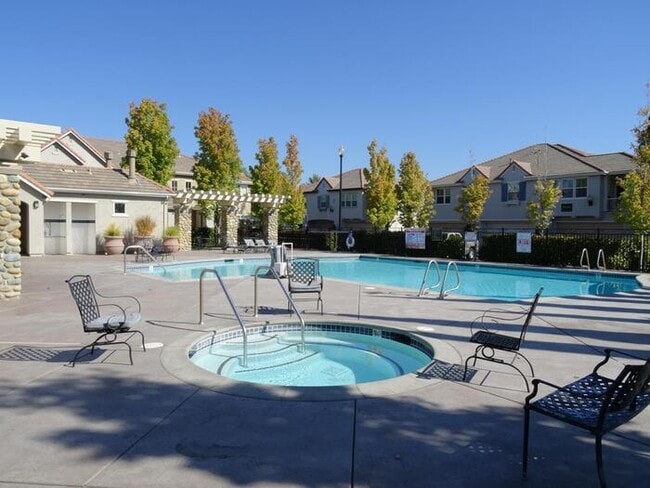 Building Photo - Adorable 2 bedroom 2 bathroom townhouse in...