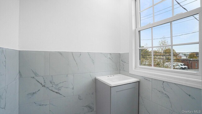 Building Photo - 164-35 109th Ave