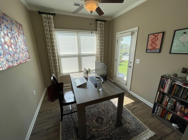 Building Photo - Like new 3 Bedroom townhouse with 2 car ga...