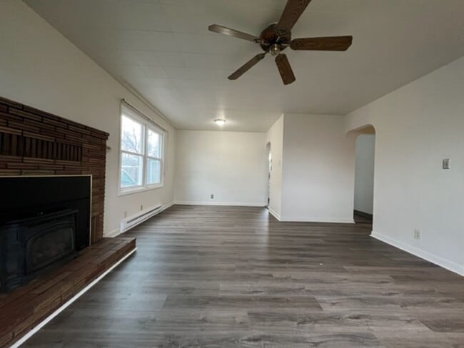 Building Photo - Charming three bedroom/one bath Medford Home | Available Now!