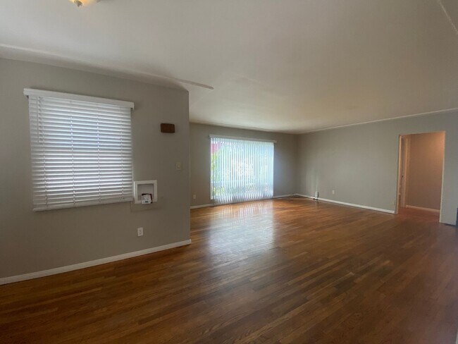 Building Photo - m529 - Mann