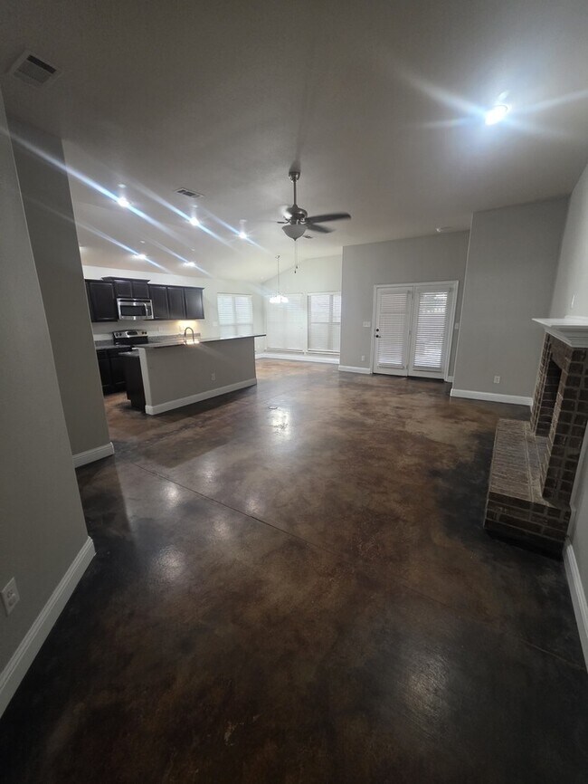 Building Photo - 3 bed 2 bath home with 2 car garage in Legends Park!