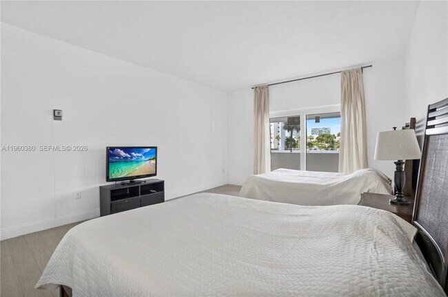 Building Photo - 500 Bayview Dr