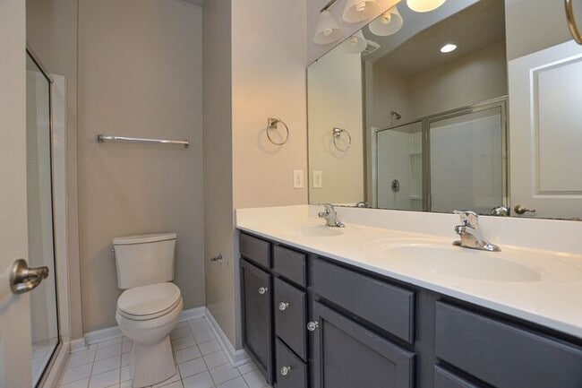 Building Photo - 2-bedroom end-unit w/ Bonus room!