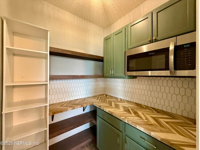 Building Photo - 2200 Pebble Point Dr