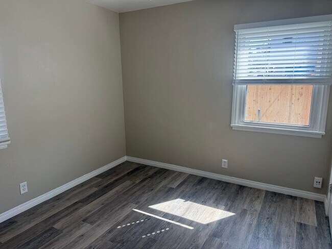 Building Photo - Charming 2 Bedroom Home in Coastal Oceanside Call 6 1 9 8 8 8 5 5 5 4