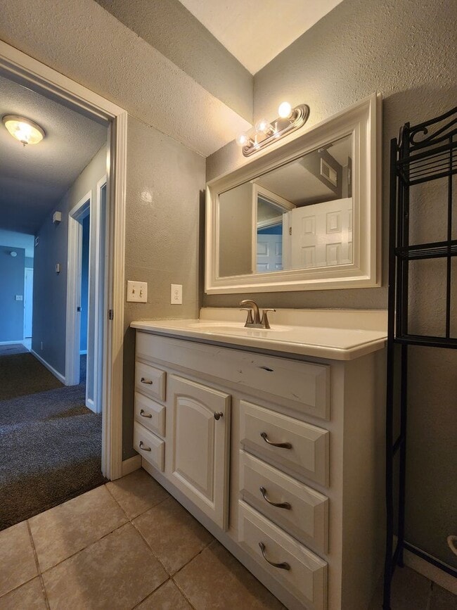 Building Photo - 3 Bedroom 1.5 Bath home in Shawnee!
