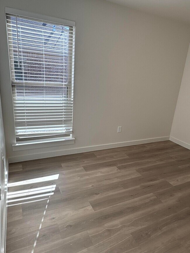 Building Photo - 2509 Kenwood Ave