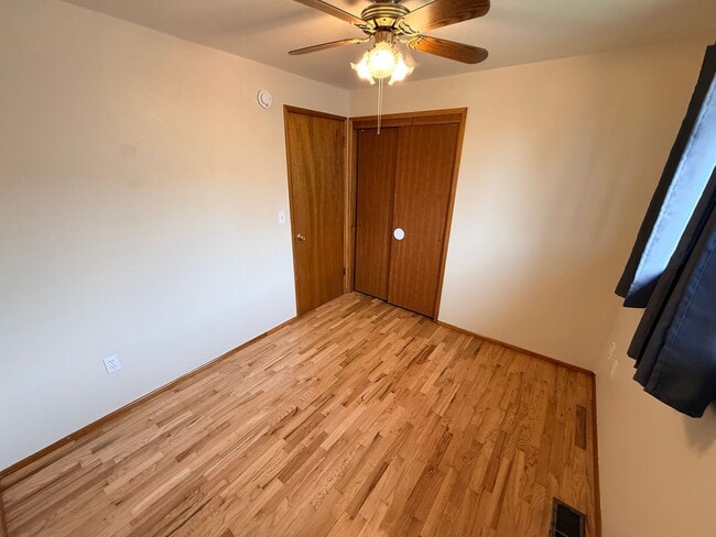 Building Photo - 3 bedroom 1.5 bath In North Tacoma!!!