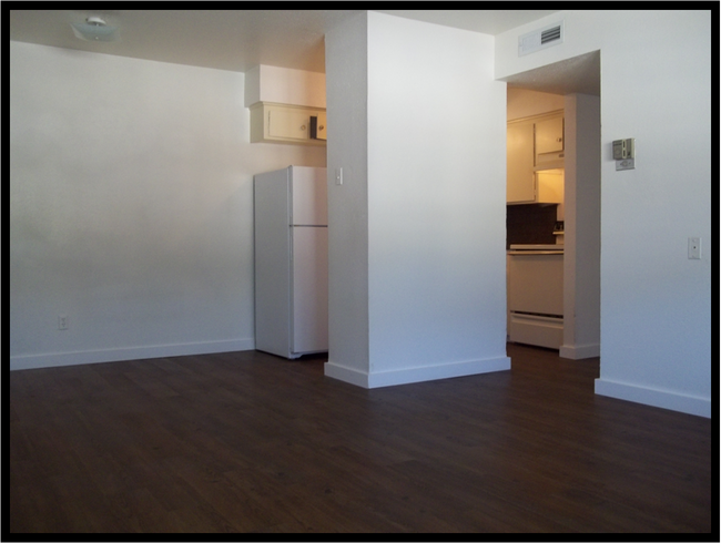 Living & Dining - 2206 Stella St