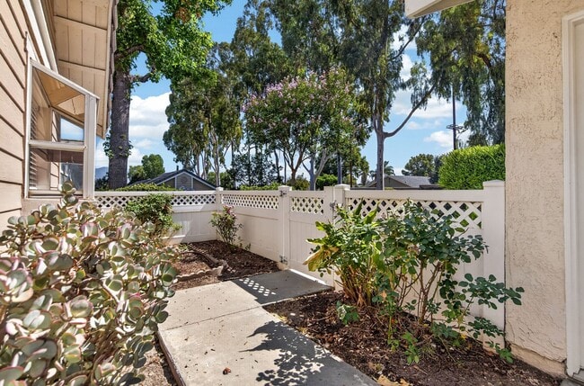 Building Photo - Beautiful Remodeled 2-Bedroom Single-Story Condo