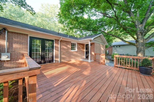 Building Photo - 6700 Castlegate Dr
