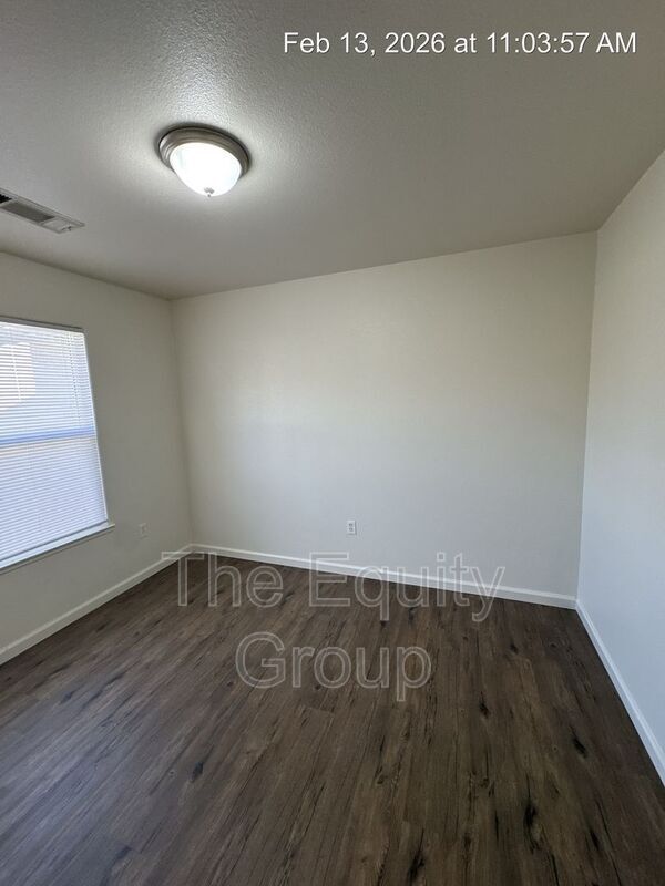 Building Photo - 540 E Lakeview Ave