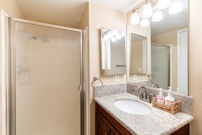 Building Photo - 13564 Cres Hill Dr