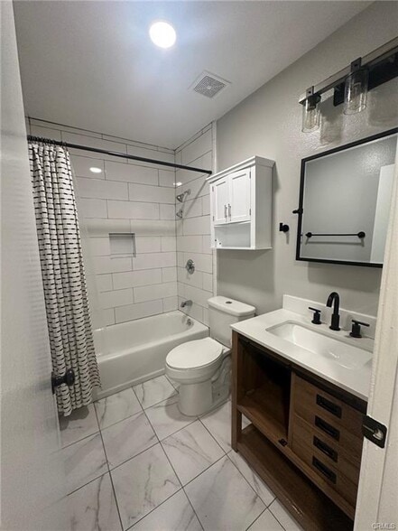 Building Photo - 10416 Larwin Ave