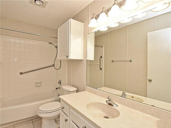 Building Photo - 1202 Thorpe Ln