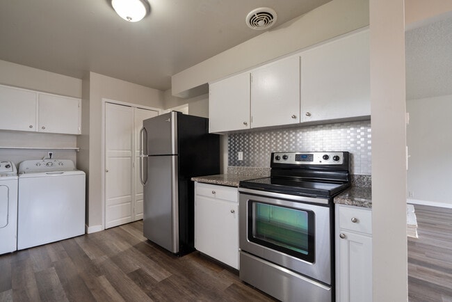 Building Photo - 15706 E Burnside St