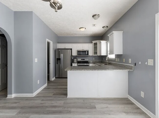 Building Photo - Renovated End-Unit Townhome with Spacious Primary Suite