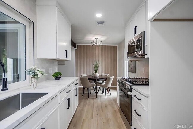 Building Photo - Fully Remodeled 2BR Condo with Designer Fi...