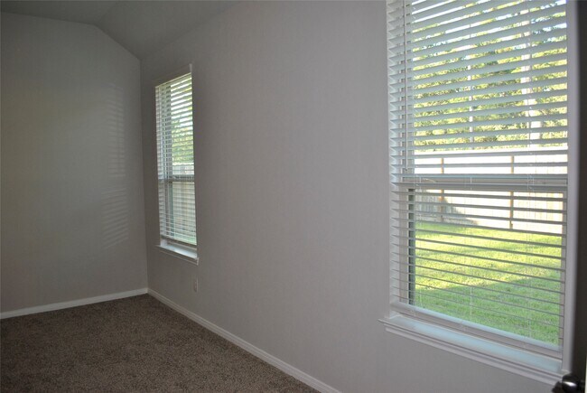 Building Photo - 14131 Lake Lodge Dr