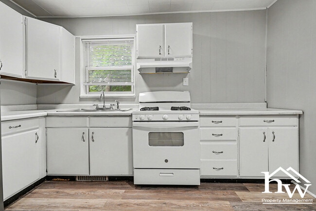 Building Photo - Three bedroom in Mishawaka