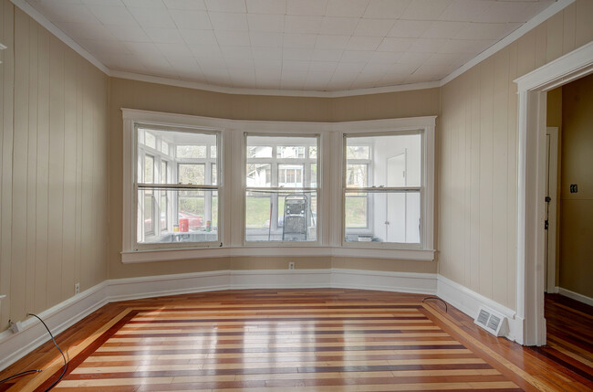 Building Photo - 310 Dewey St