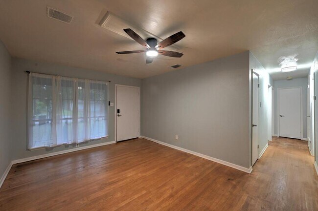 Building Photo - 2138 Lynbrook Ln