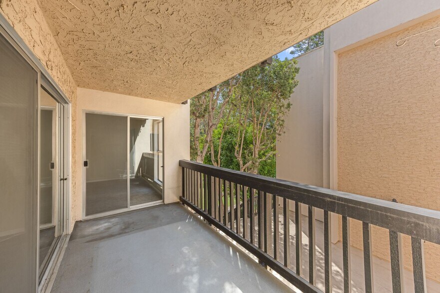 Building Photo - Resort-Style 2-Bed, 2-Bath Condo with Lake...