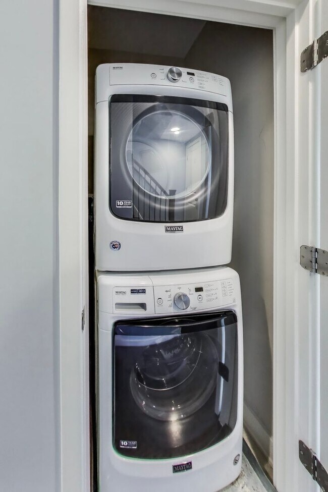 Building Photo - NICE 3BD/3.5BA luxury 4-level townhouse in ROCKVILLE!