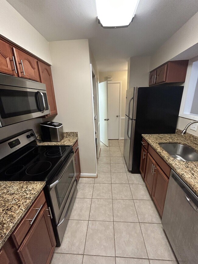 Building Photo - 3095 Hawthorne Dr NE