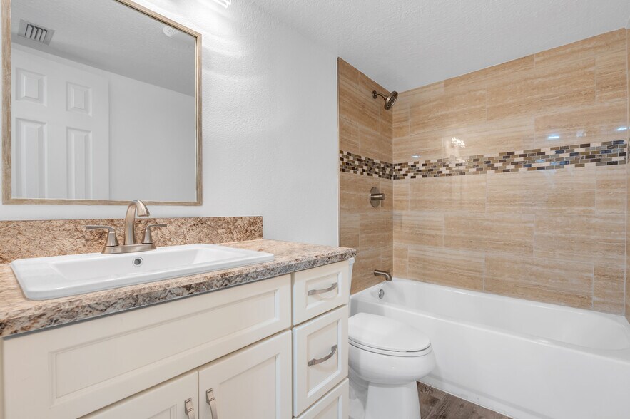 Guest bath - 1051 S Highland St