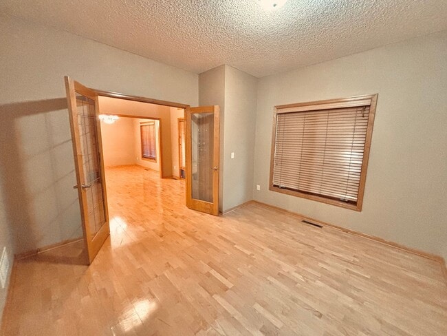 Building Photo - Huge 5 bed home located in Maple Grove!