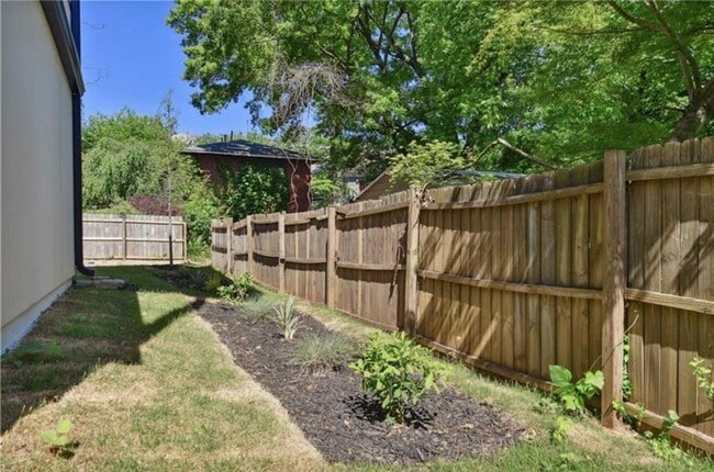 Building Photo - 536 Highland Ave NE