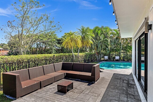 Building Photo - 5602 S Travelers Palm Ln