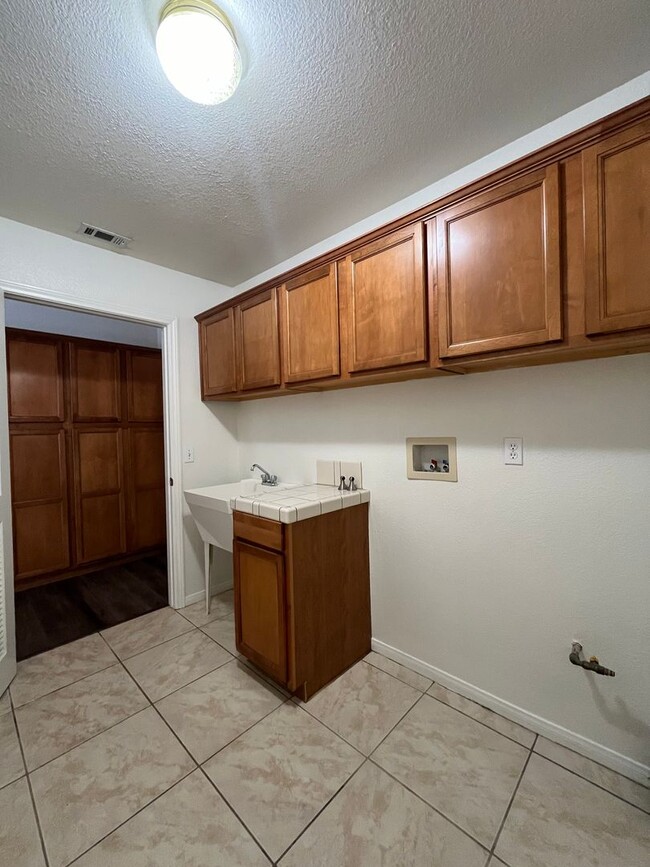 Building Photo - 3 bedroom 2 bath Apple Valley Home Availab...