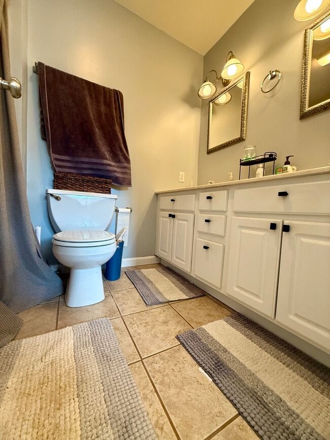 Building Photo - 4 Bedroom Near Summit School! Avail January 2026,  Monthly rent $1,980