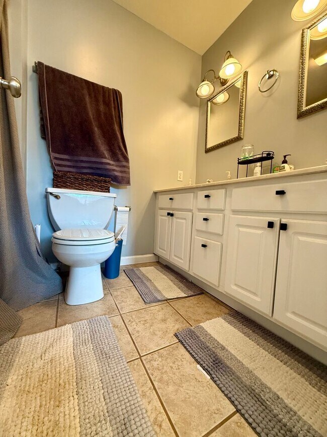 Building Photo - Beautiful Home on West side Available Janu...