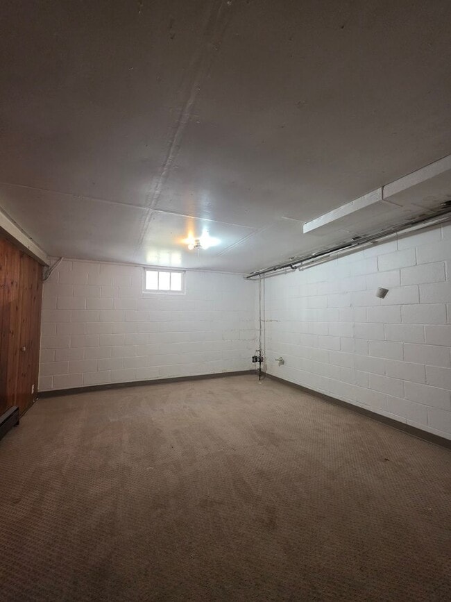 Building Photo - Spacious Three Bedroom!