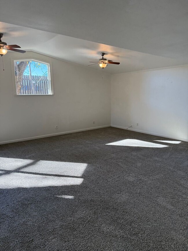 Building Photo - 3-bedroom, 2-bathroom home in Redding Updated Interior!