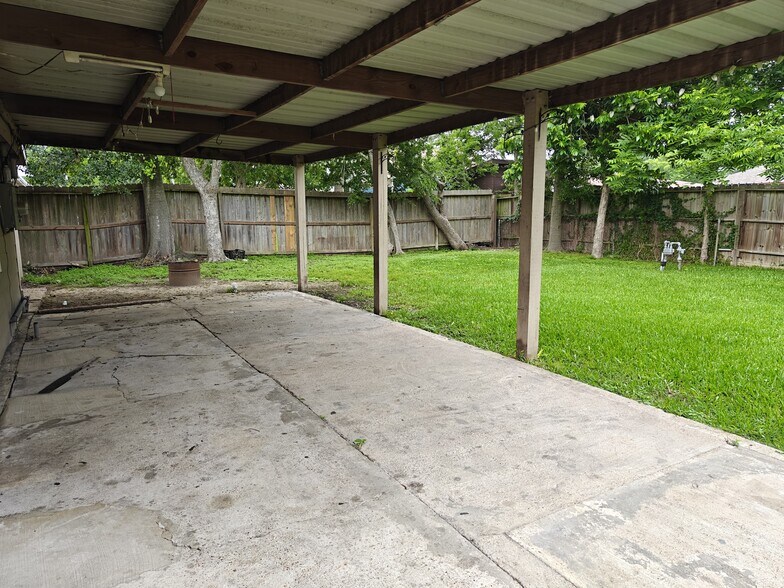 Building Photo - 2115 Raspberry Ln