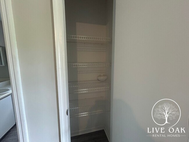 Building Photo - MOVE IN SPECIAL: $500 OFF 1ST FULL MONTH'S RENT!**