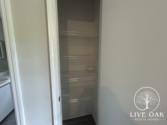 Building Photo - MOVE IN SPECIAL: $500 OFF 1ST MONTH'S RENT!**