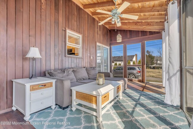 Building Photo - 102 Dixon Ave