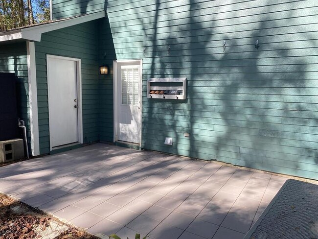 Building Photo - 64 Summer Oaks Dr