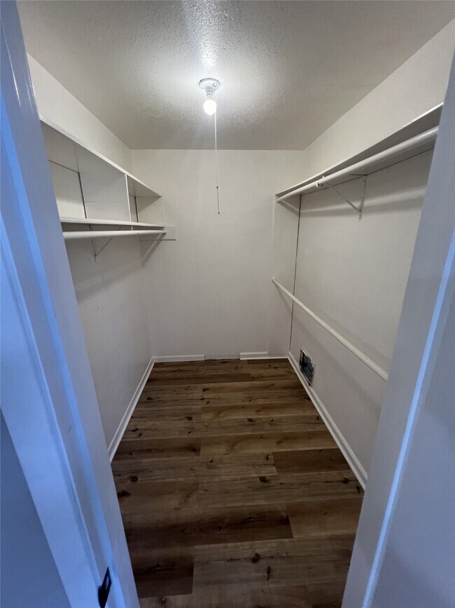 Building Photo - 1310 Town Cir