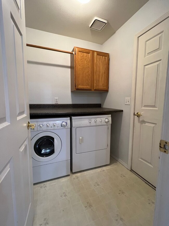 Building Photo - Adorable 3 bed 2 bath home in the Coventry Manor Subdivision just off W State St and N Hartford.