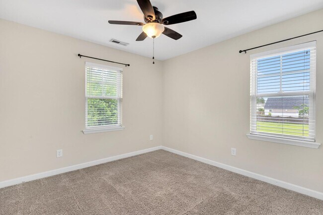 Building Photo - Bridgeport Home with Community Pool!