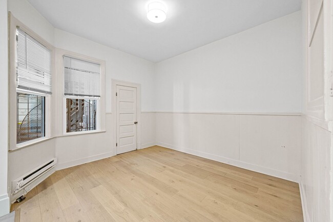 Building Photo - Renovated 2BD with In-Unit Laundry Availab...