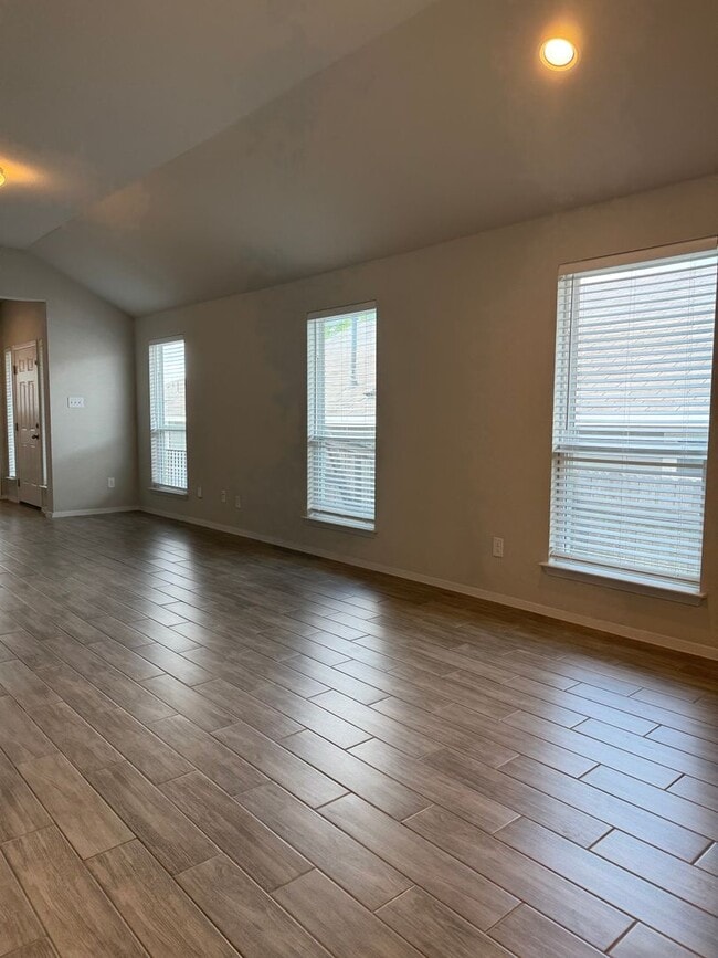 Building Photo - 2 BR/2BA | Single Family Home | 1-Car Garage Parking | Fenced backyard  In Austin!