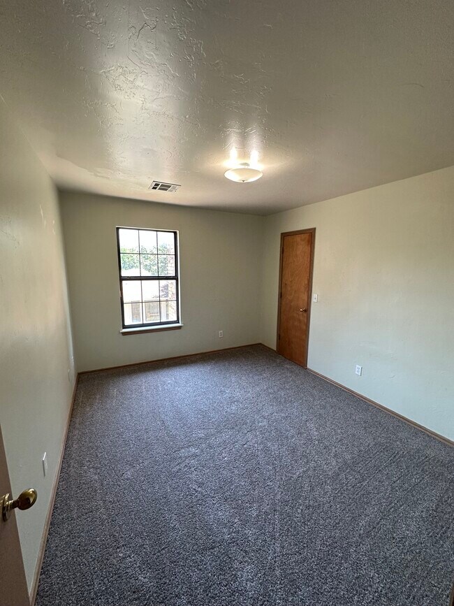 Building Photo - 6308 N Bryant Ct
